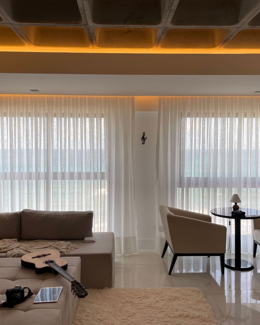 Cortinas tradicionales con gasa y blackout en living